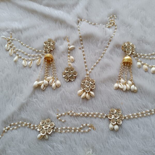 Golden Shell Floral Jewellery Set