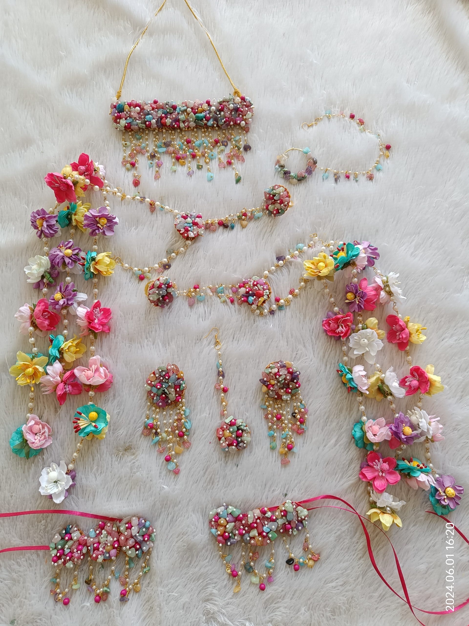 Multicolor uncut beads & Floral Jewellery Set